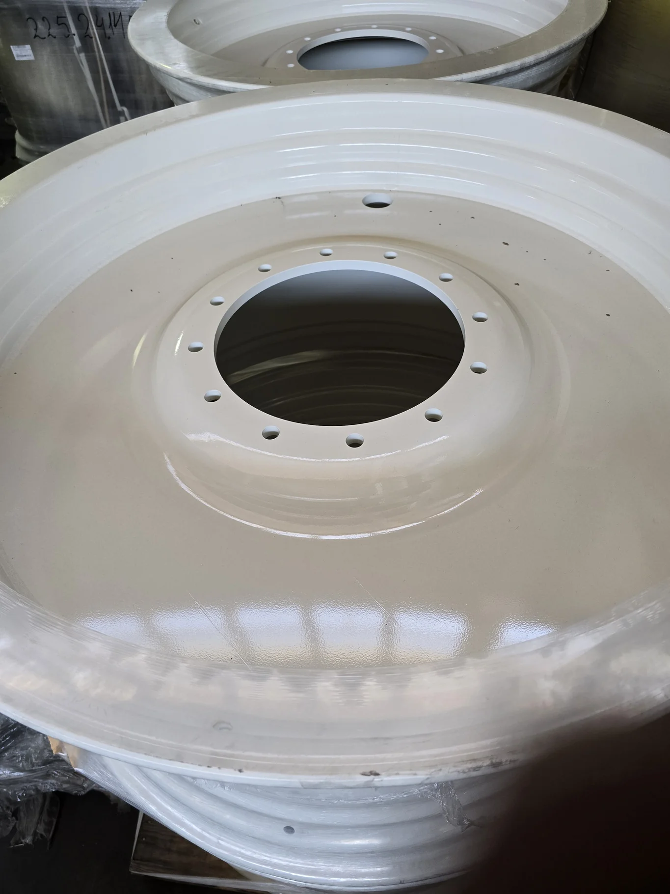 25 X 46 12-16.732-14.62 5" BS NH WHITE SPRAYER WHEEL image 3