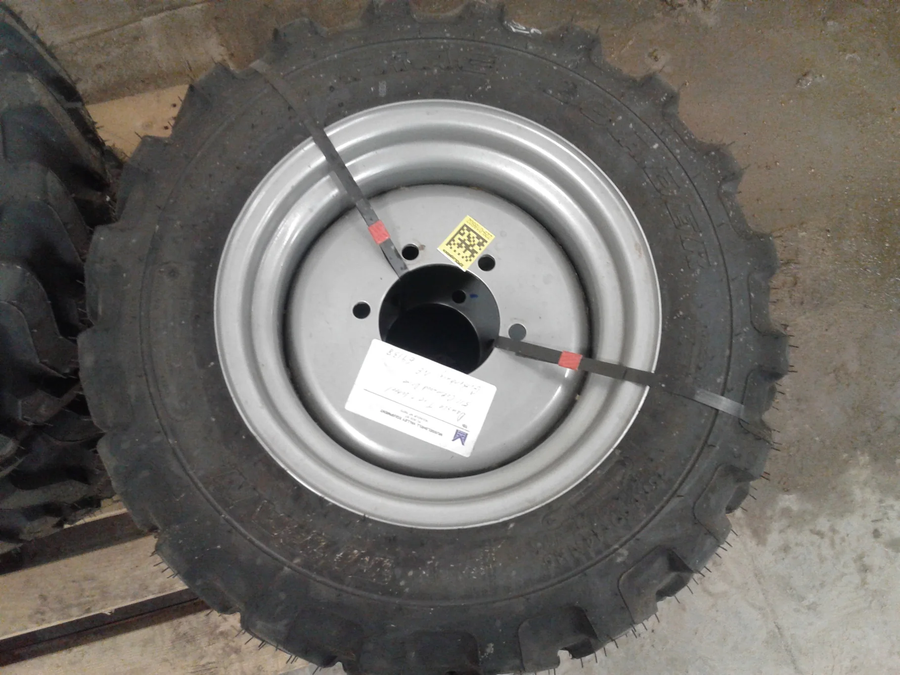 TAKE OFF 25X8.50-14 Titan Trac Loader R-4 6 Ply on a 8 X 14 CIH 6-6-4.5 Rim