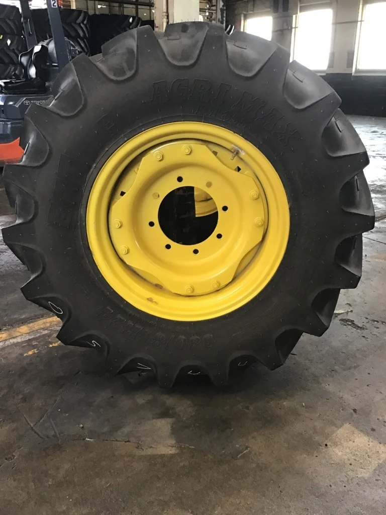 Take-off 380/85R24 131A8/B BKT Agri Max RT 855 TL R-1W 95-100% on 12 X 24 8-10.82-8.78