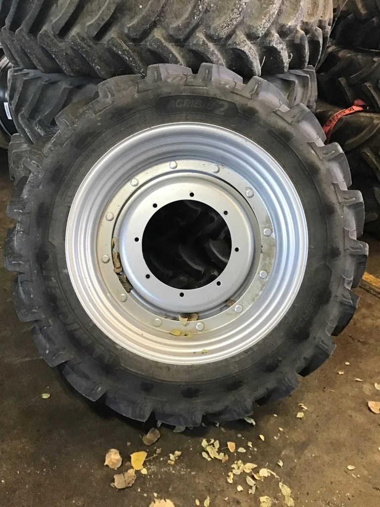 Take-Off 320/85R34 133A8 Michelin Agribib 2 TL R-1W 95-100% on 10 x 34 8-15.995-14.281 R & R Silver