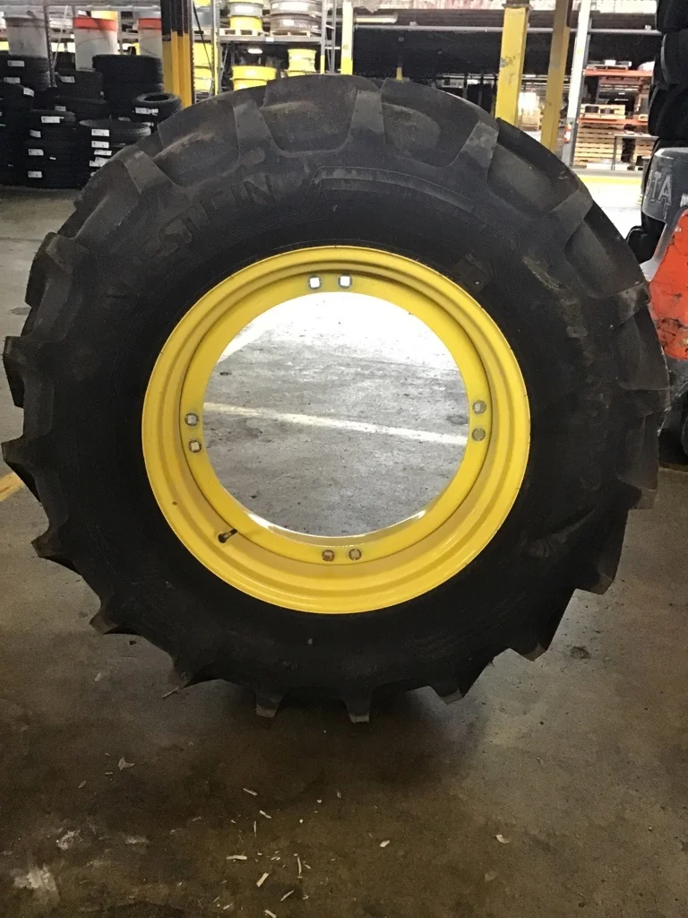 Take-Off 420/70R28 133D Vredestein Traxion 70 TL R-1W 95-100% on 12 X 28 10-13.19-11.07 4/2 Rail