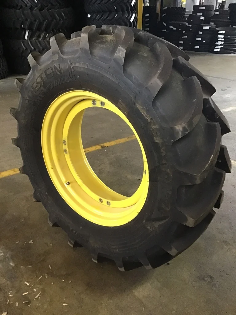 Take-Off 420/70R28 133D Vredestein Traxion 70 TL R-1W 95-100% on 12 X 28 10-13.19-11.07 4/2 Rail image 2