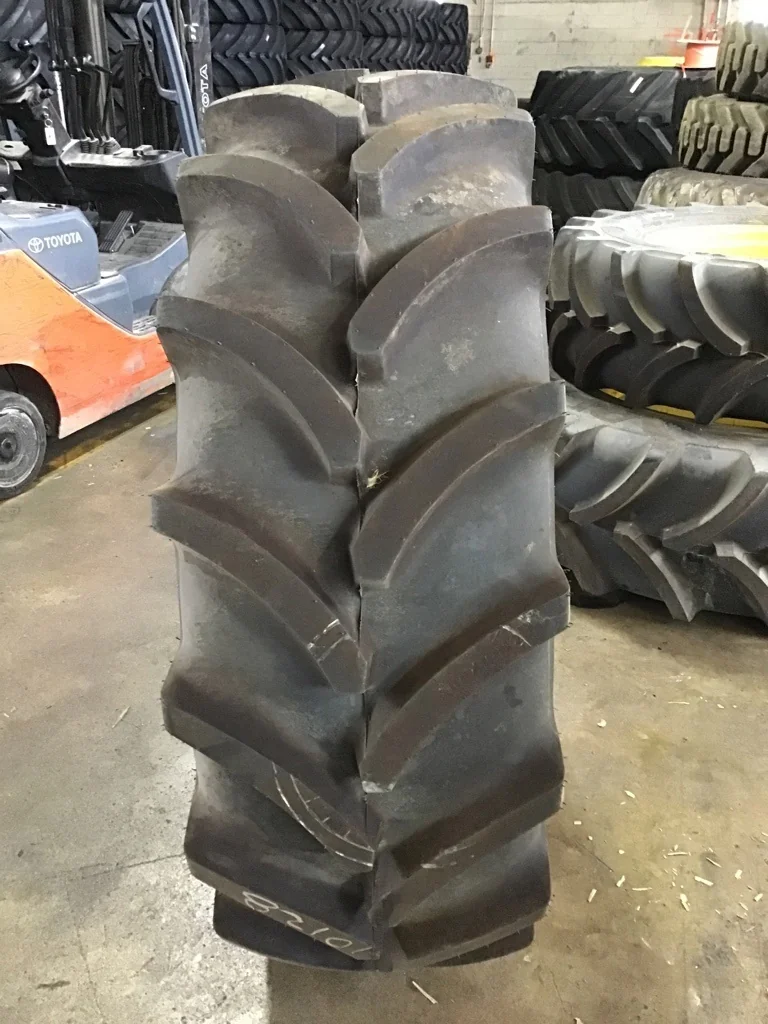 Take-Off 420/70R28 133D Vredestein Traxion 70 TL R-1W 95-100% on 12 X 28 10-13.19-11.07 4/2 Rail image 3