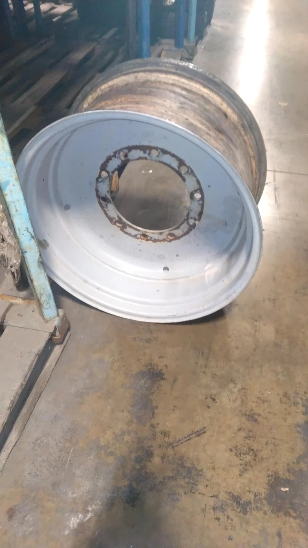 Used 15 x 28 10-13.19-11.07 Solid Silver Wheel image 3