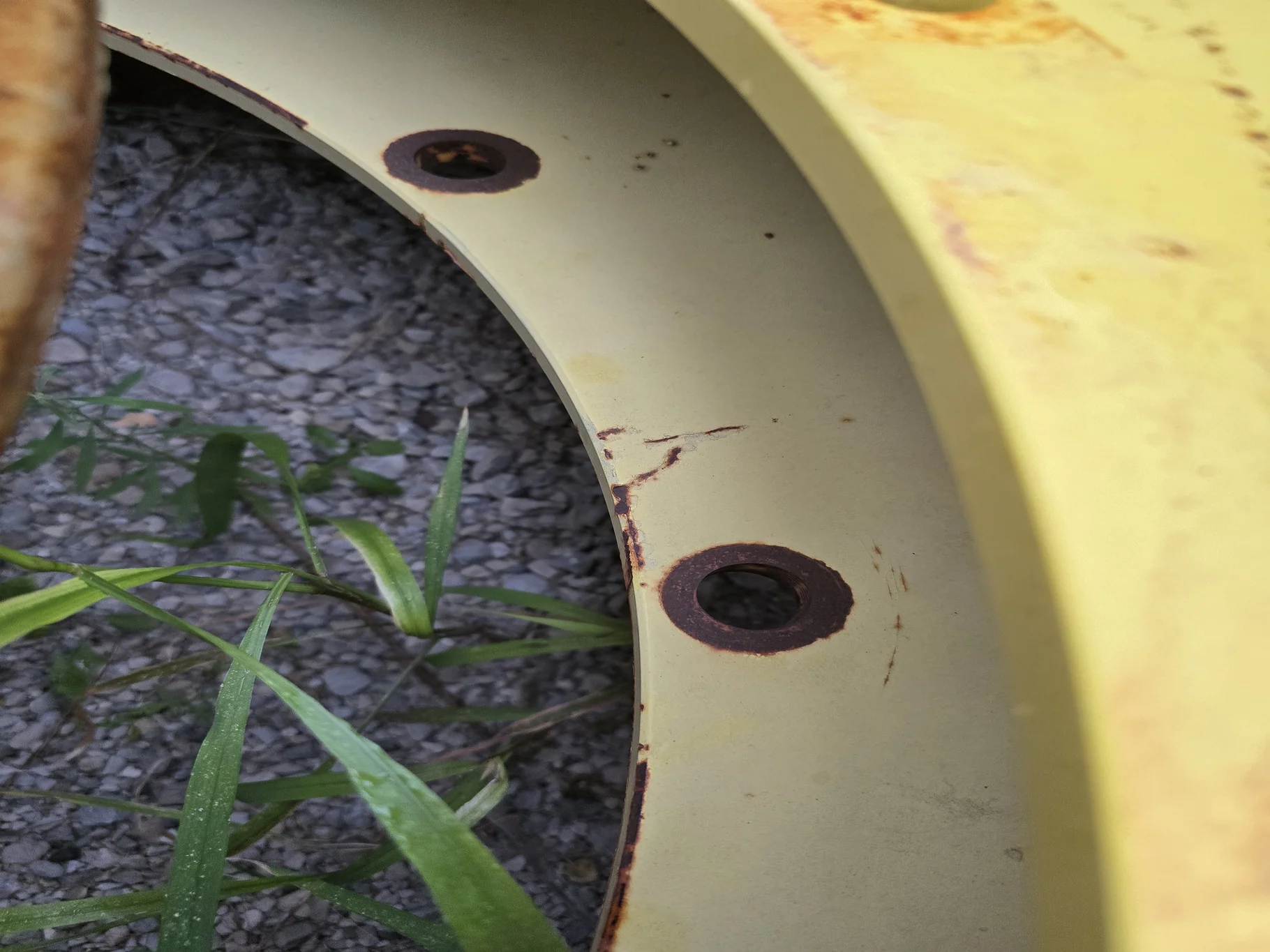 USED 15 X 50 12-32.047-30.08 SPRAYER YELLOW WHEEL image 2