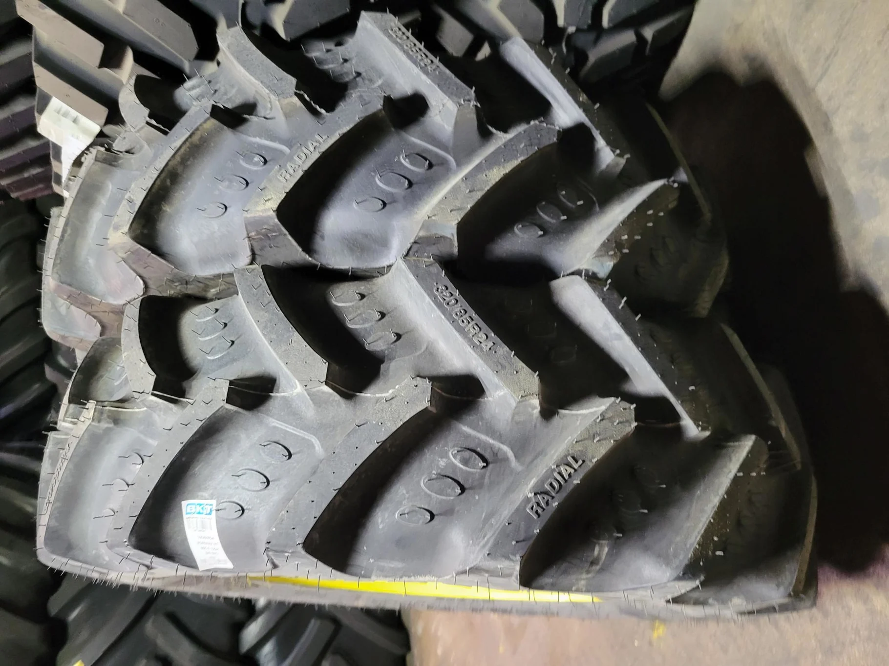 Take-Off 320/85R24 122A8 BKT Agri Max TL R-1W 95-100% on 10 x 24 8-10.82-8.78 Waffle 2 Bolt Yellow image 2