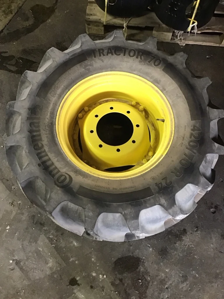 Take-Off 420/70R24 130D Continental Tractor 70 TL R-1W 95-100% on 12 x 24 8-10.82-8.78 4/2 Rail