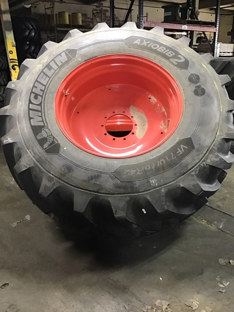 Take-Off VF710/75R42 184D Michelin AxioBib 2 TL R-1W 95-100% on 25 x 42 10-13.19-11.07 Dual