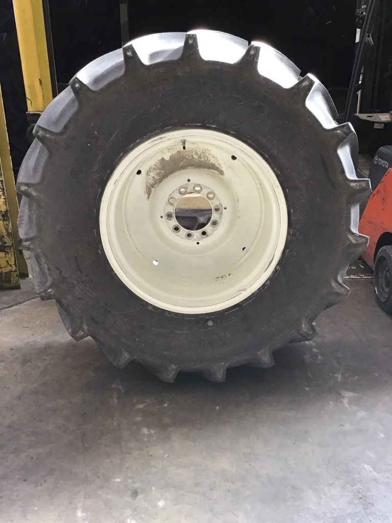 Take-Off 600/65R28 156A8 Mitas AC65 TL R-1W 95-100% on 18 x 28 10-8.858-6.92 NH White Solid Wheel