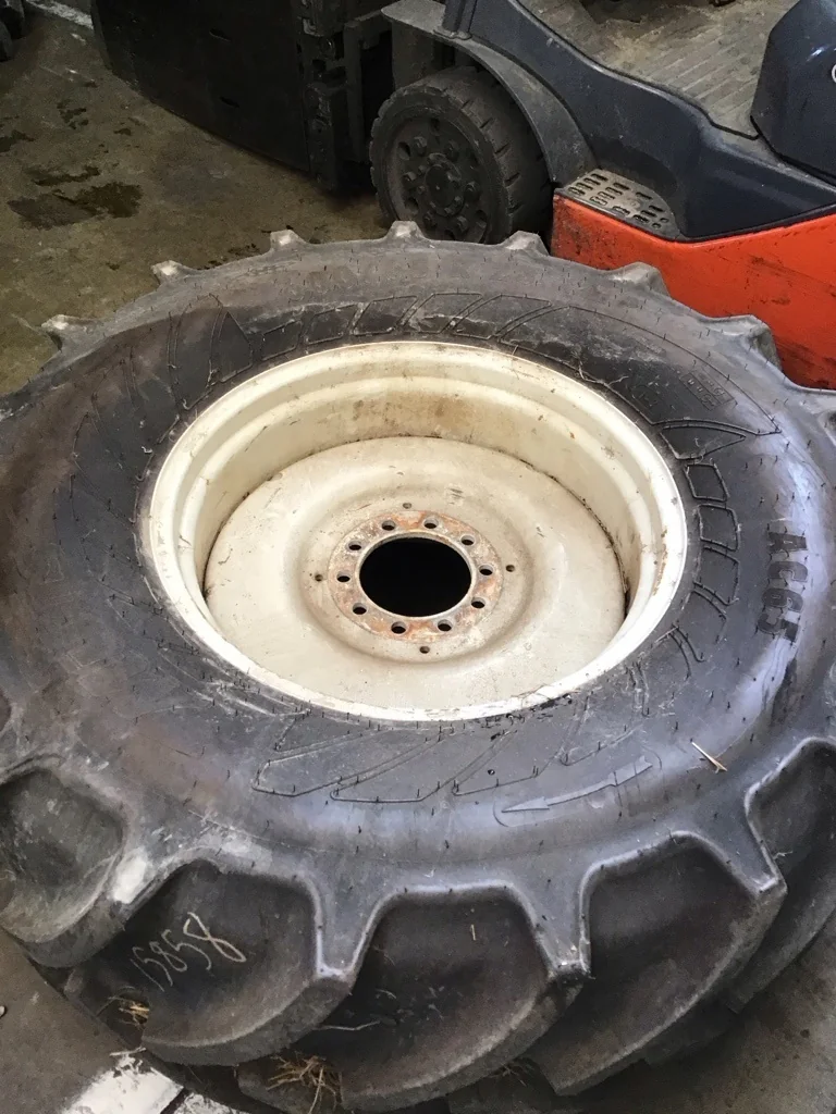 Take-Off 600/65R28 156A8 Mitas AC65 TL R-1W 95-100% on 18 x 28 10-8.858-6.92 NH White Solid Wheel image 4