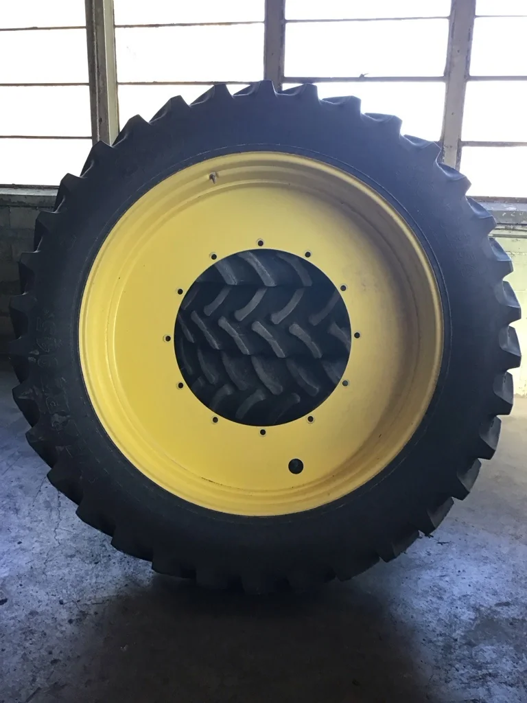 Take-Off 380/90R54 158A8 BKT Agri Max RT945 TL R-1W 95-100% on 12 x 54 12-32.047-30.078 R&R Yellow