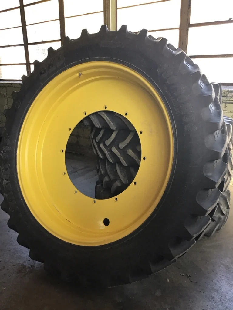 Take-Off 380/90R54 158A8 BKT Agri Max RT945 TL R-1W 95-100% on 12 x 54 12-32.047-30.078 R&R Yellow image 4