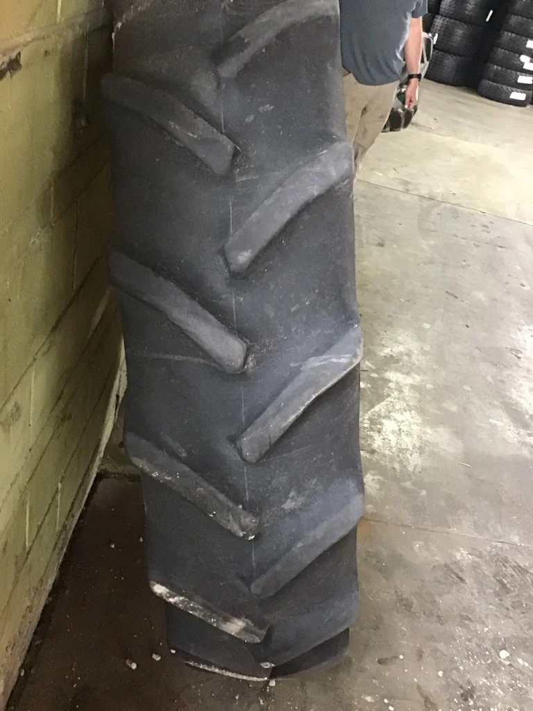 Used 320/80R42 141A8 Goodyear Super Traction DT800 TL R-1W 70-75% on 10 x 42 10-13.19-11.07 R&R image 3