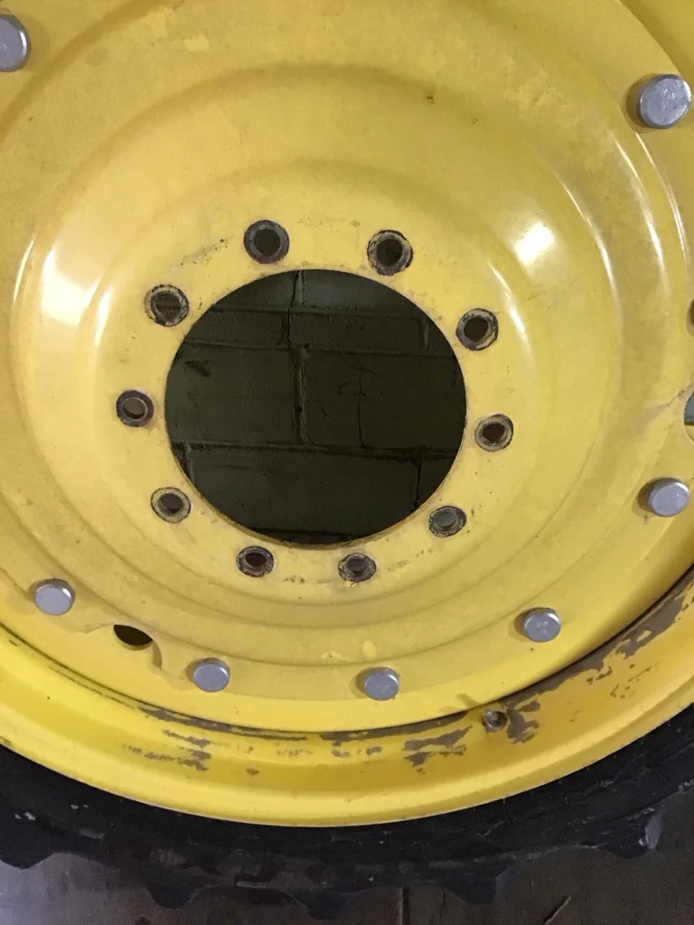 Used 320/80R42 141A8 Goodyear Super Traction DT800 TL R-1W 70-75% on 10 x 42 10-13.19-11.07 R&R image 4