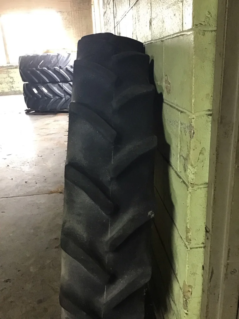 Used 320/80R42 141A8 Goodyear Super Traction DT800 TL R-1W 60-65% on 10 x 42 12-16.732-14.640 R&R image 2