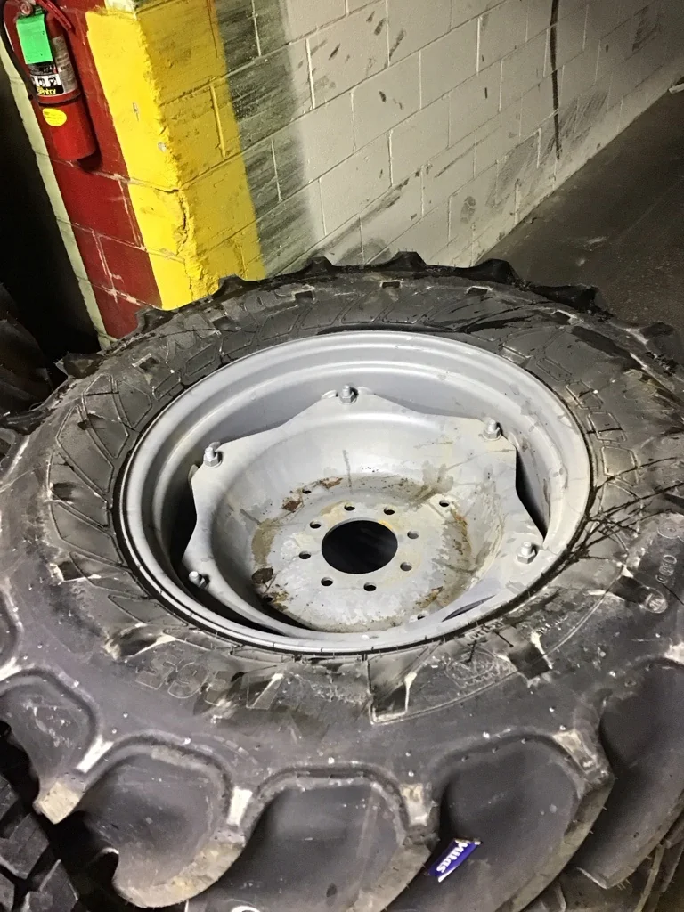Take-Off 480/65R28 136D Mitas AC65 TL R-1W 95-100% on 14 x 28 8-8-5.625 6 Clamp Agco Silver