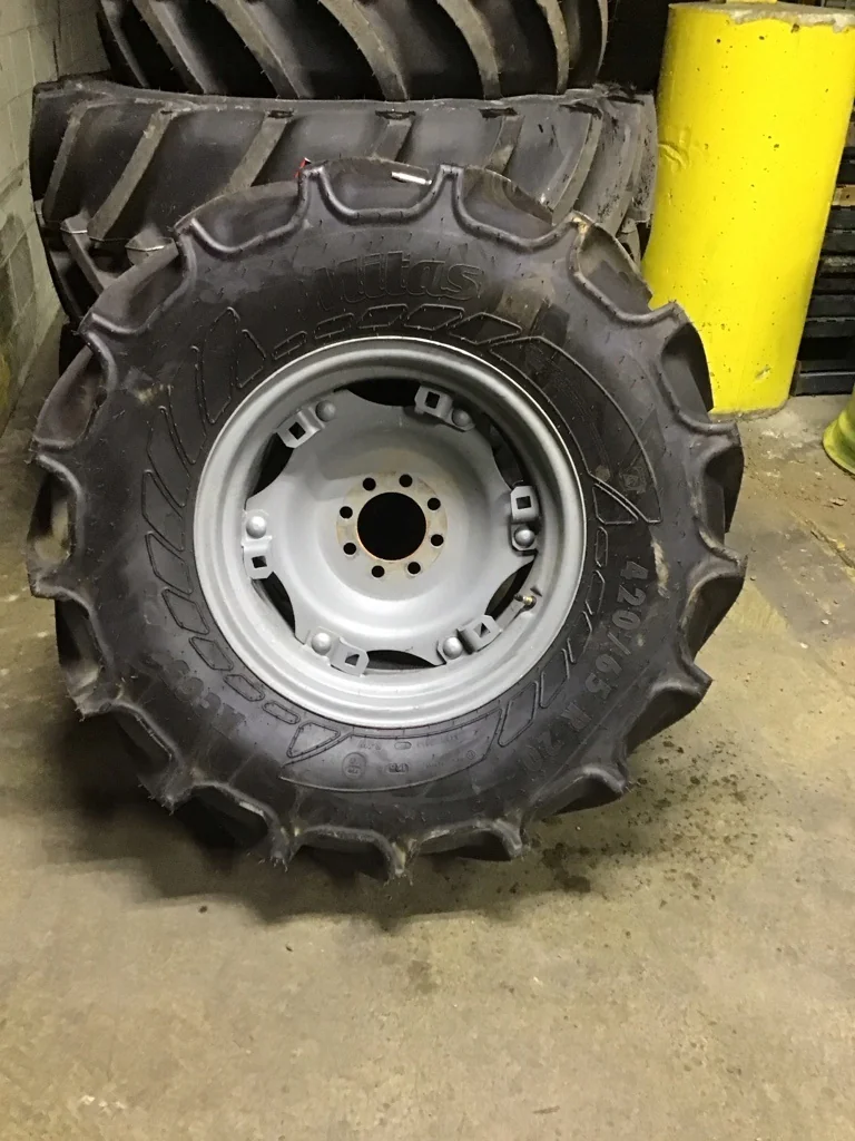 Take-Off 420/65R20 125D Mitas AC65 TL R-1W 95-100% on 11 x 20 8-6-4.35 6 Clamp Agco Silver