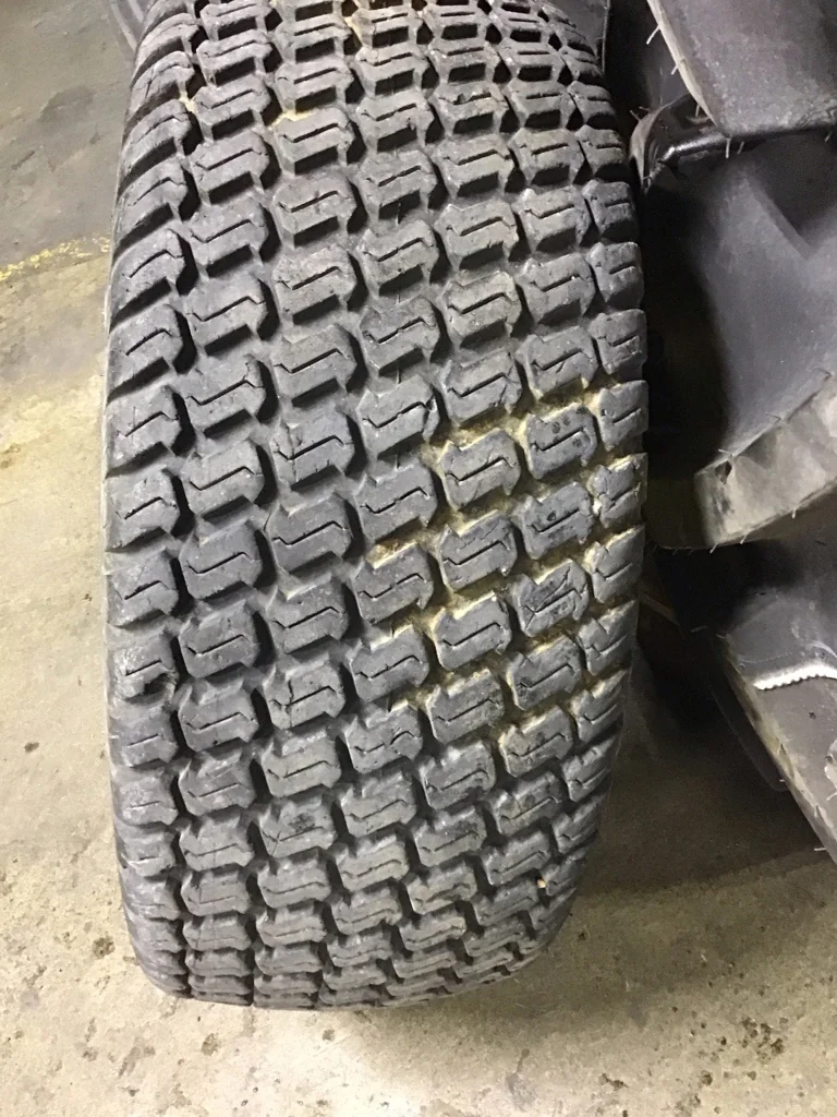 Used 27x10.50-15/4 Titan Multi Trac C/S TL R-3 65-70% on 8 x 15 6-6-4.62 Implement Yellow Wheel image 2