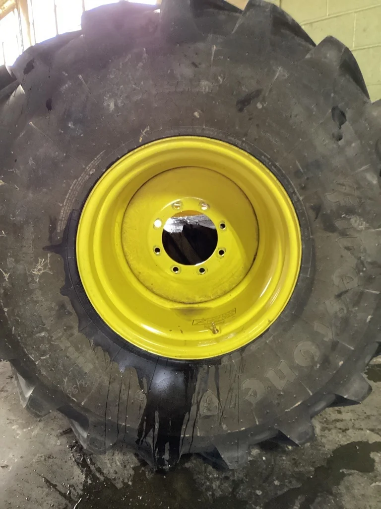 Take-Off 750/65R26 169B Firestone Maxi Traction TL R-1W 95-100% on 25 x 26 8-10.82-8.78 Combine