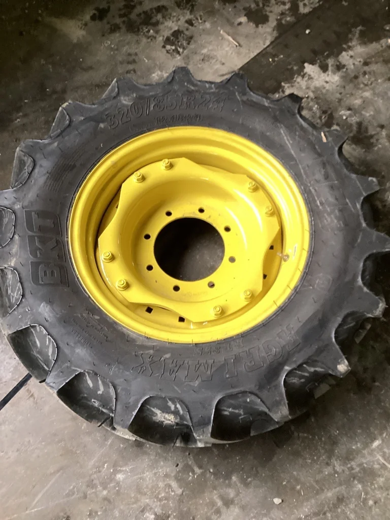 Take-Off 320/85R24 122A8 BKT AgriMax RT855 TL R-1W 95-100% on 10 x 24 8-10.82-8.78 Waffle 2 Bolt