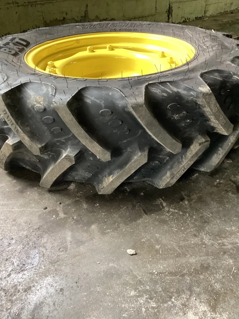 Take-Off 320/85R24 122A8 BKT AgriMax RT855 TL R-1W 95-100% on 10 x 24 8-10.82-8.78 Waffle 2 Bolt image 2