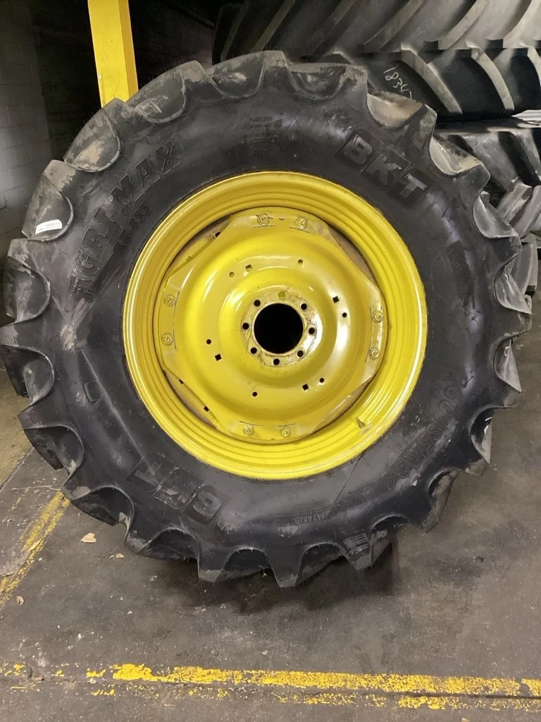 Take-Off 460/85R34 147A8 BKT Agrimax RT855 TL R-1W 95-100% On 15 x 34 (8-8-6) Waffle 2 bolt/Disc