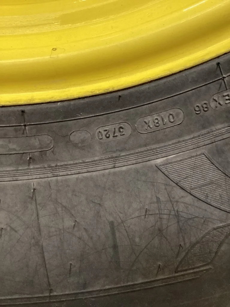 Take-Off 600/65R28 154D Michelin MachXbib TL R-1W 95-100% On 18x28 (10-13.19-11.07) Waffle 3 Bolt image 3