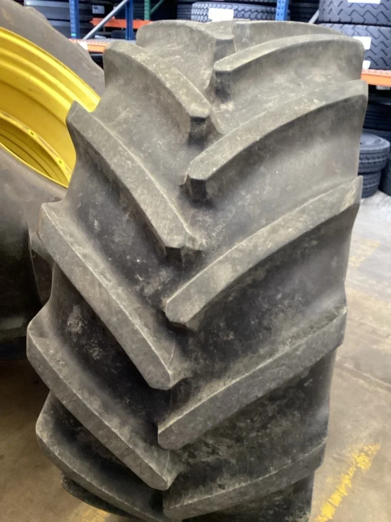 Take-Off 600/65R28 154D Michelin MachXbib TL R-1W 95-100% On 18x28 (10-13.19-11.07) Waffle 3 Bolt image 4