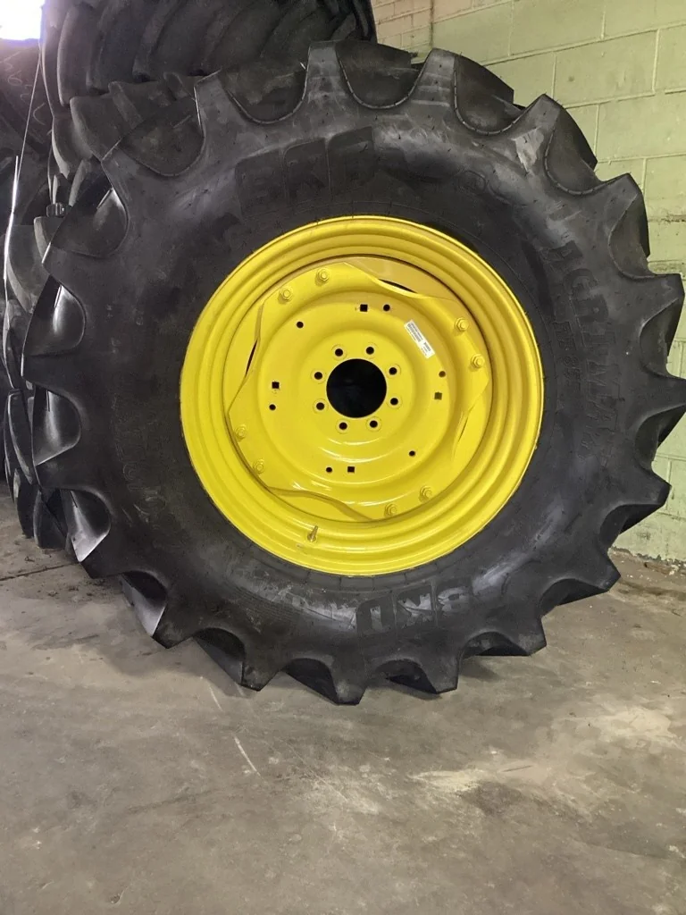 Take-Off 460/85R30 145A8 BKT Agrimax RT855 TL R-1W 95-100% On 15 x 30 4/2 Rail wheel/Disc (8-8-6)