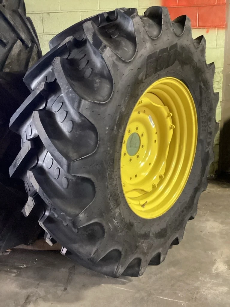 Take-Off 460/85R30 145A8 BKT Agrimax RT855 TL R-1W 95-100% On 15 x 30 4/2 Rail wheel/Disc (8-8-6) image 2