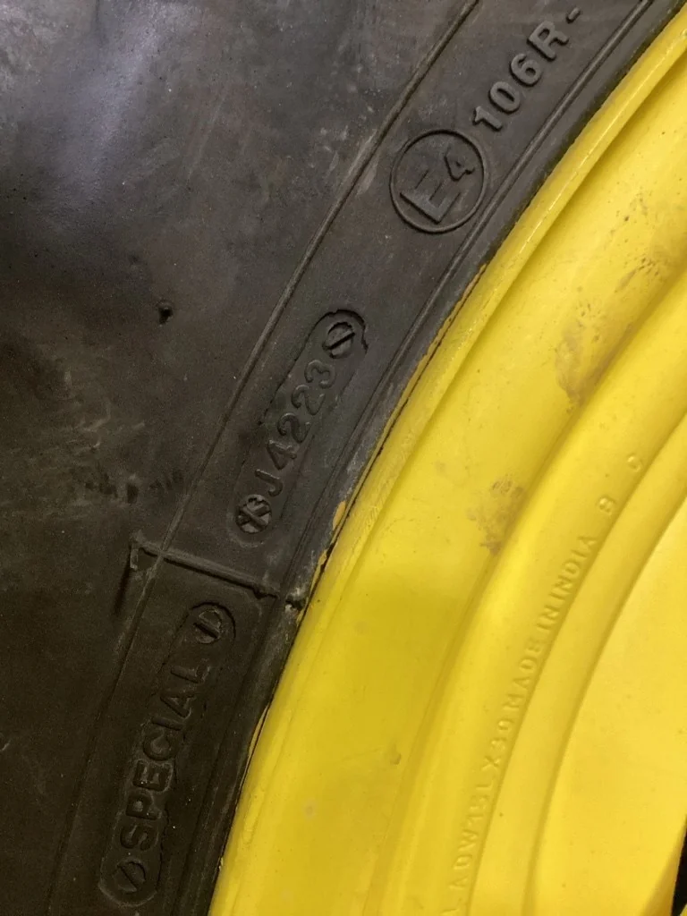 Take-Off 460/85R30 145A8 BKT Agrimax RT855 TL R-1W 95-100% On 15 x 30 4/2 Rail wheel/Disc (8-8-6) image 4
