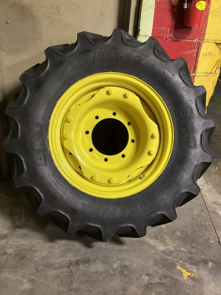 Take-Off 320/85R24 122A8 BKT Agrimax RT855 TL R-1W 95-100% On 10 x 24 Waffle 2 bolt/Dis 8-10.82-8.78