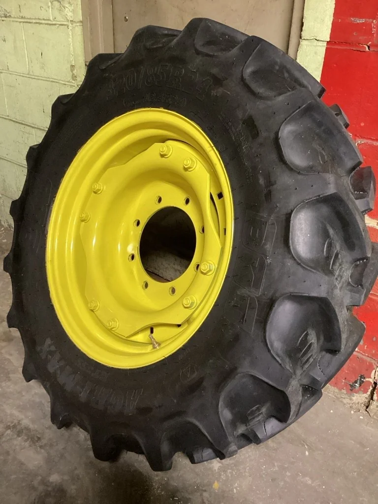 Take-Off 320/85R24 122A8 BKT Agrimax RT855 TL R-1W 95-100% On 10 x 24 Waffle 2 bolt/Dis 8-10.82-8.78 image 2