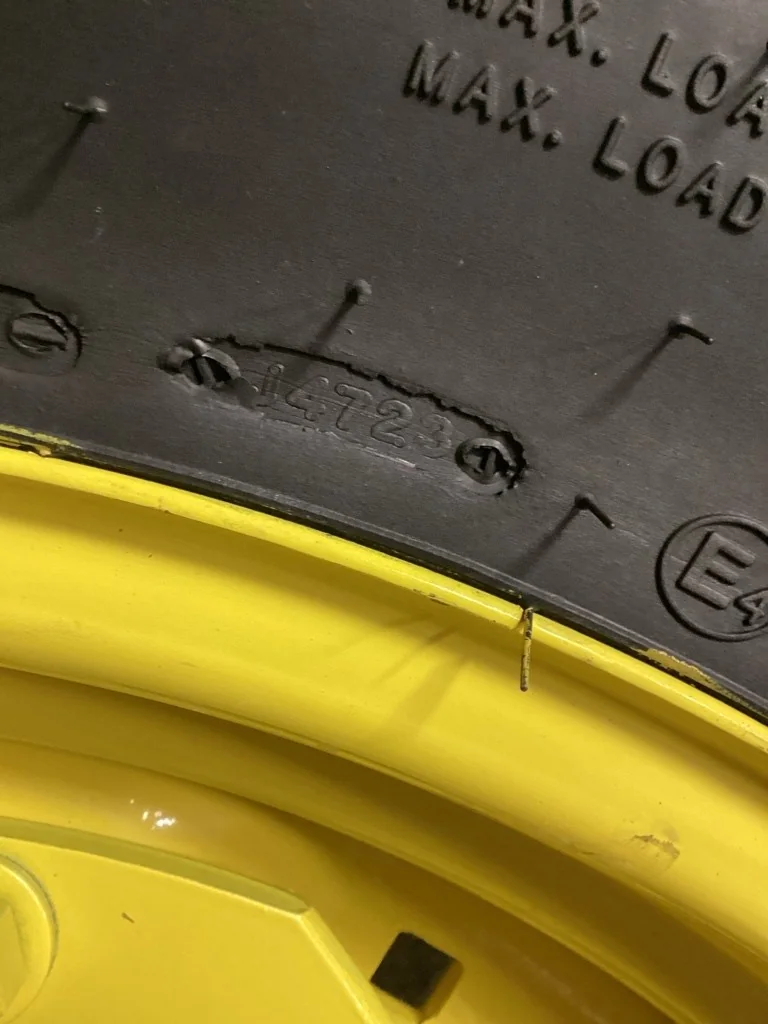 Take-Off 320/85R24 122A8 BKT Agrimax RT855 TL R-1W 95-100% On 10 x 24 Waffle 2 bolt/Dis 8-10.82-8.78 image 4