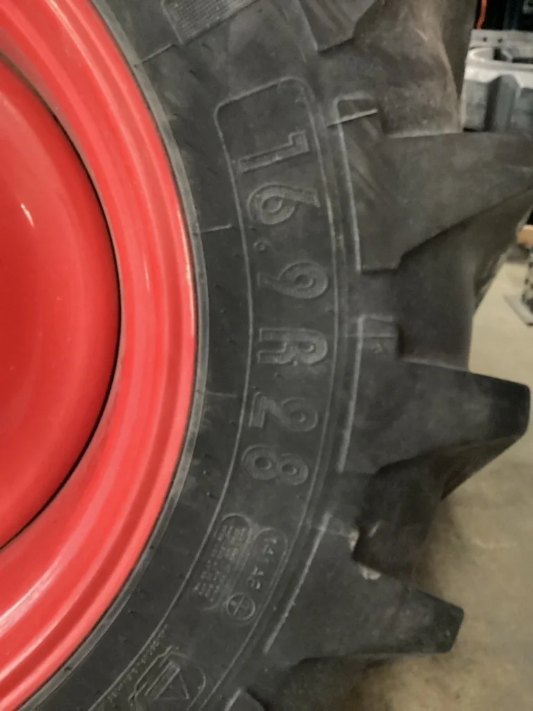 Used 16.9-28 148A8 Michelin Agribib TL R-1W 85-90% On 15 x 28 (10-13.19-11.07) Solid Wheel image 2