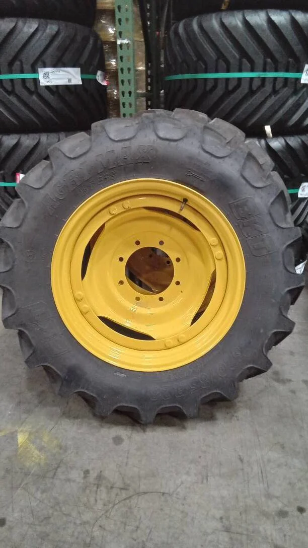 Take-Off 320/85R28 124B BKT Agrimax RT 855 TL R-1W 95-100% On 10 x 28 (8-10.82-8.78) 4/2 Rail/Disc