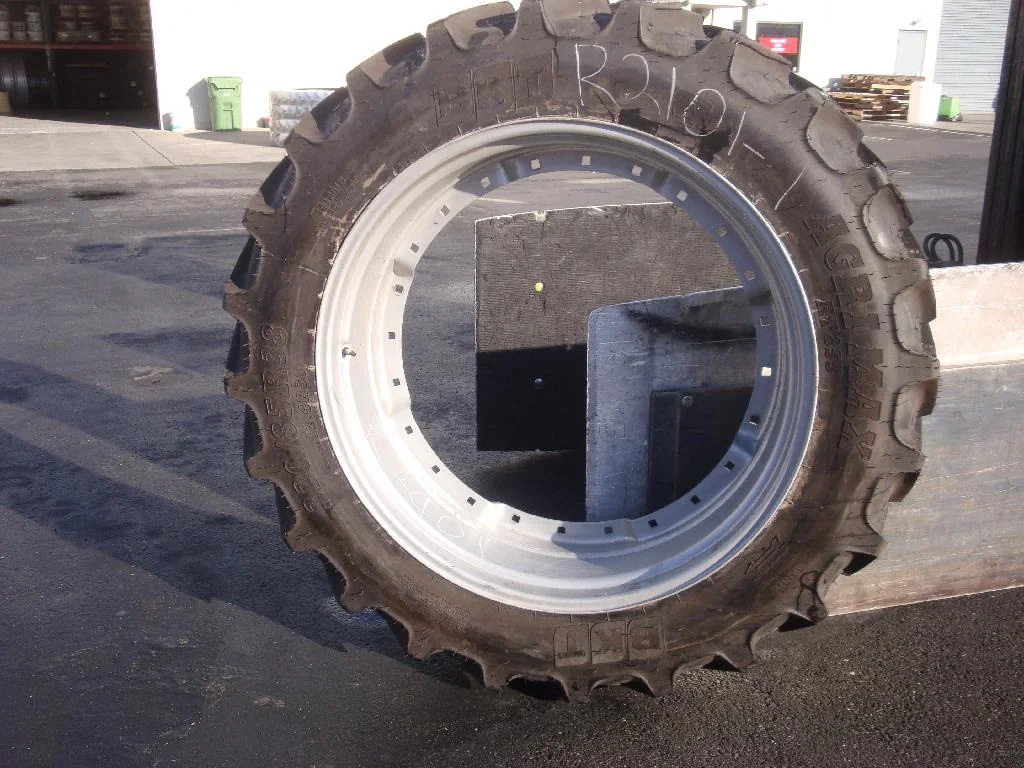 TAKE-OFF 11 X 38 24-33.25 3 BOLT WAFFLE SILVER WHEEL