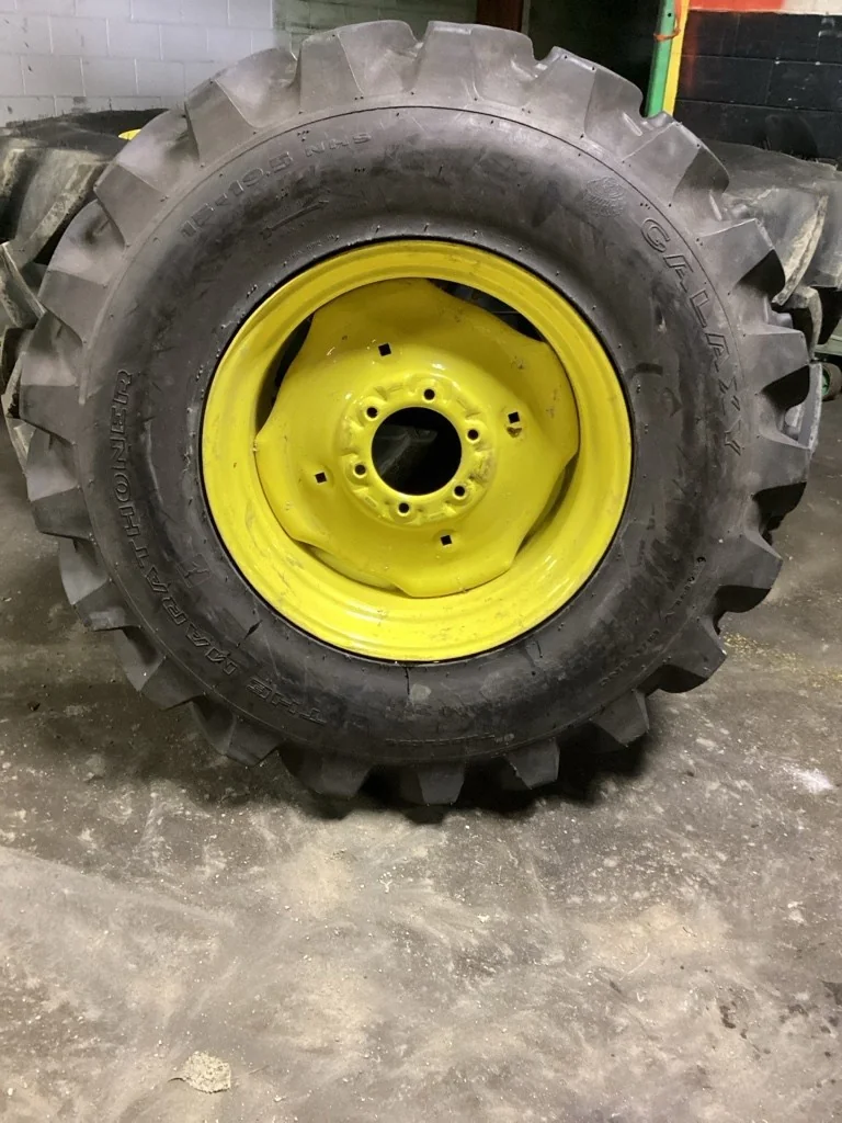 Take-Off 15-19.5 6 PLY Galaxy Marathoner TL R-4 95-100% On 12.25x19.5 (6-6-4.62) JD Implement Wheel