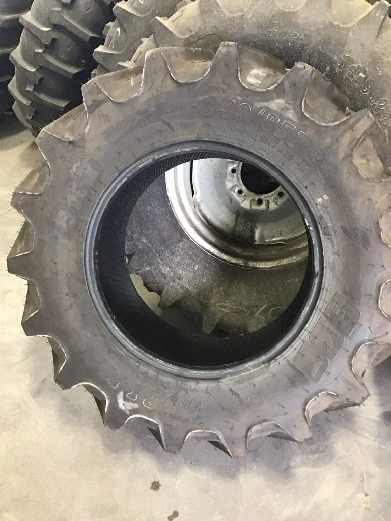 Take-Off 340/85R24 125A8 BKT AgriMax RT855 TL R-1W 95-100% (Light Lug Stubble)