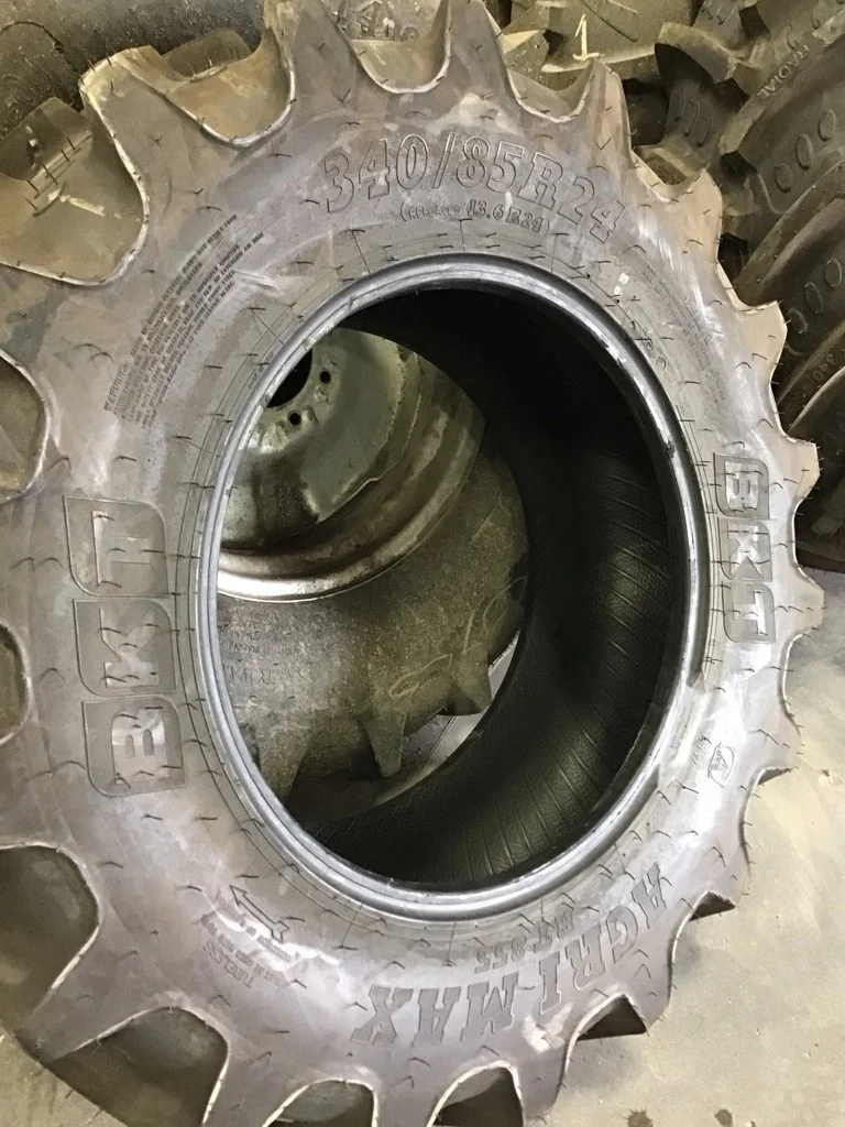 Take-Off 340/85R24 125A8 BKT AgriMax RT855 TL R-1W 95-100% (Light Lug Stubble) image 2