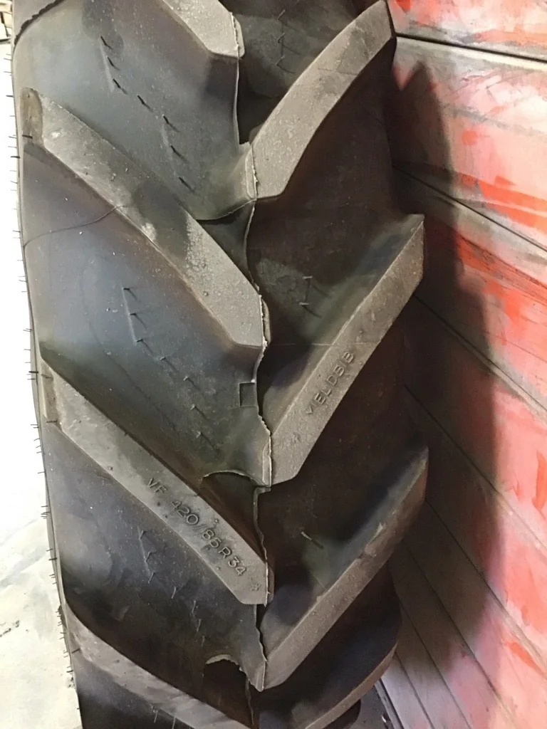 Take-Off VF420/85R34 154A8 Michelin Yeildbib TL R-1W 95-100% On 13 x 34 (12-16.732-14.620)  Waffle image 3