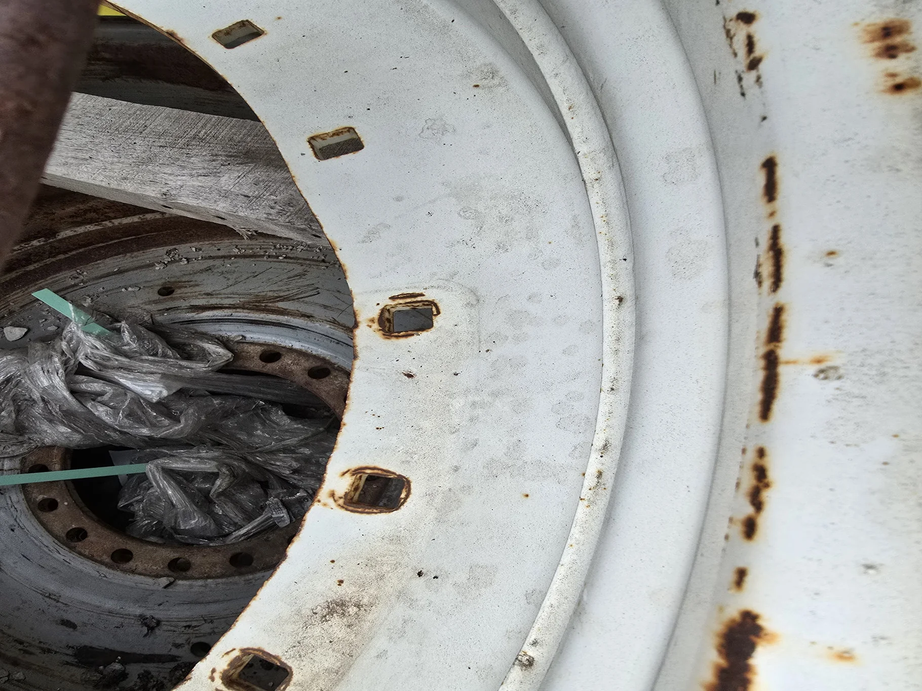 USED 9 X 42 24-33.25 WAFFLE WHEEL WHITE image 2