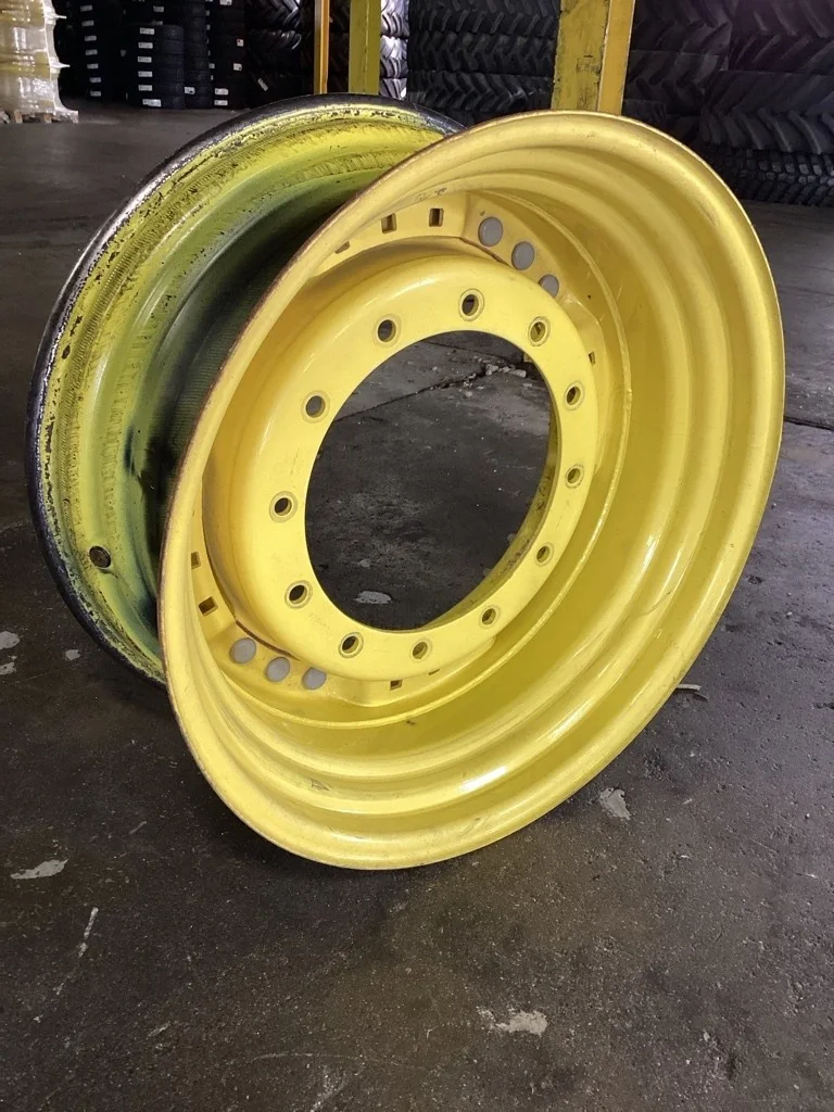 Used 13 x 30 (12-16.732-14.620) Titan Waffle 3 Bolt With Disc Paint In Fair Condition image 2