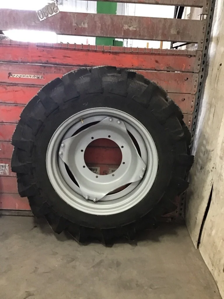 Take-Off 13.6R28 123A8 Michelin Agribib TL R-1W 95-100% On 12 x 28 (8-12.992-11.446) 4/2 Rail/Disc