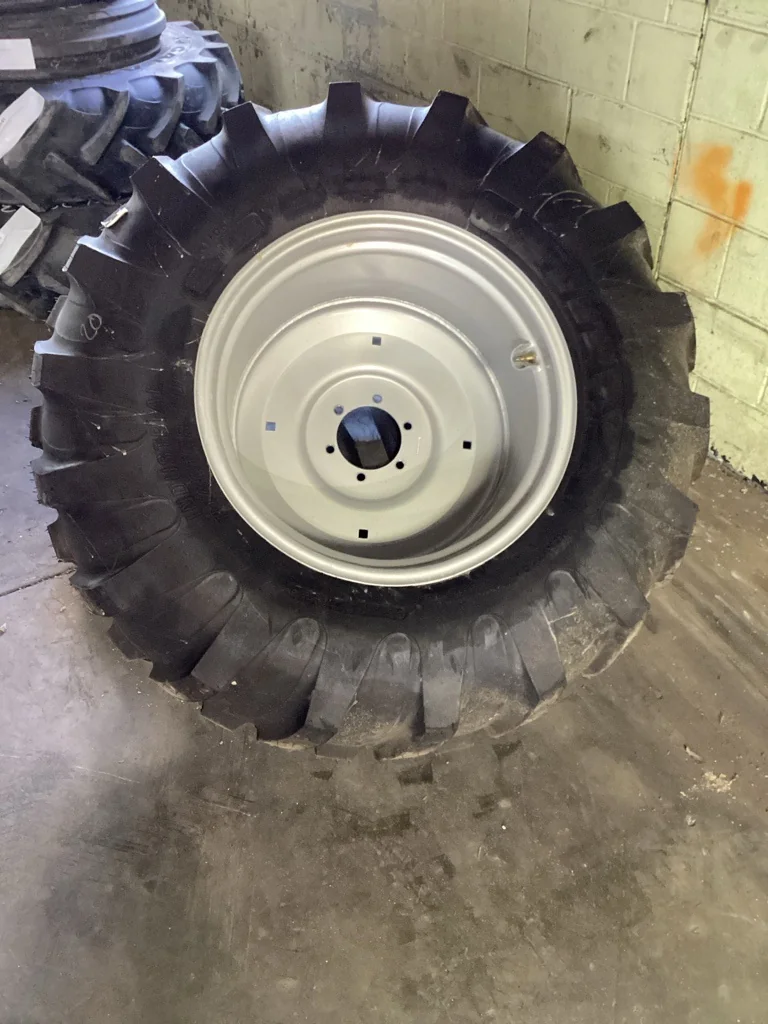 Take-Off 17.5L-24/8 Titan Ind Traction Lug R-4 TL 95-100% On 15 x 24 6-6.693-5.32 Silver Wheel
