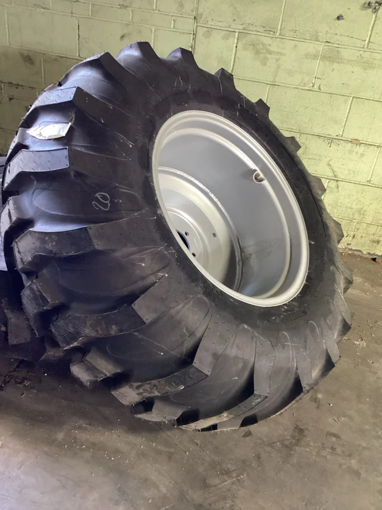 Take-Off 17.5L-24/8 Titan Ind Traction Lug R-4 TL 95-100% On 15 x 24 6-6.693-5.32 Silver Wheel image 2