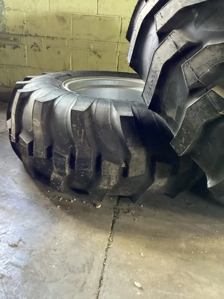 Take-Off 17.5L-24/8 Titan Ind Traction Lug R-4 TL 95-100% On 15 x 24 6-6.693-5.32 Silver Wheel image 3