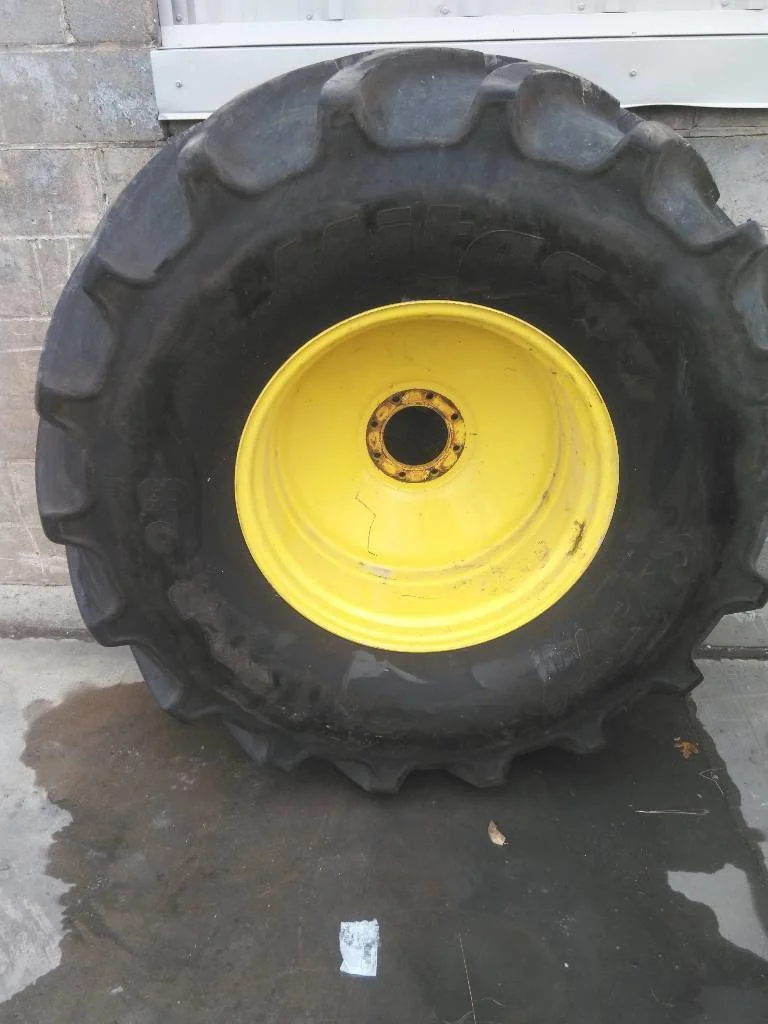Take-Off 600/70R28 164A8 Mitas SFT TL R-1W 95-100% On 18 x 28 (8-8-6) Combine Wheel