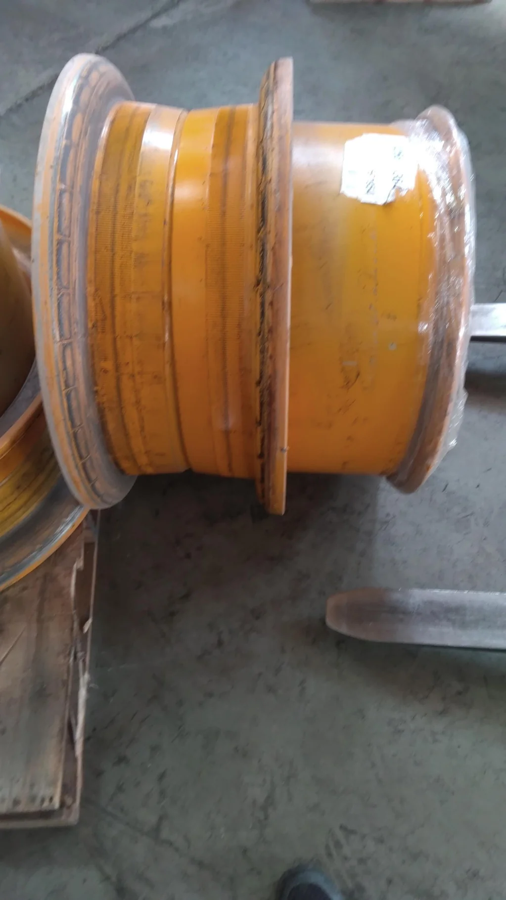 Used 19.5 x 25 16-16.75-14.640 Moveero Industrial Yellow Lock Ring 3pc Wheel