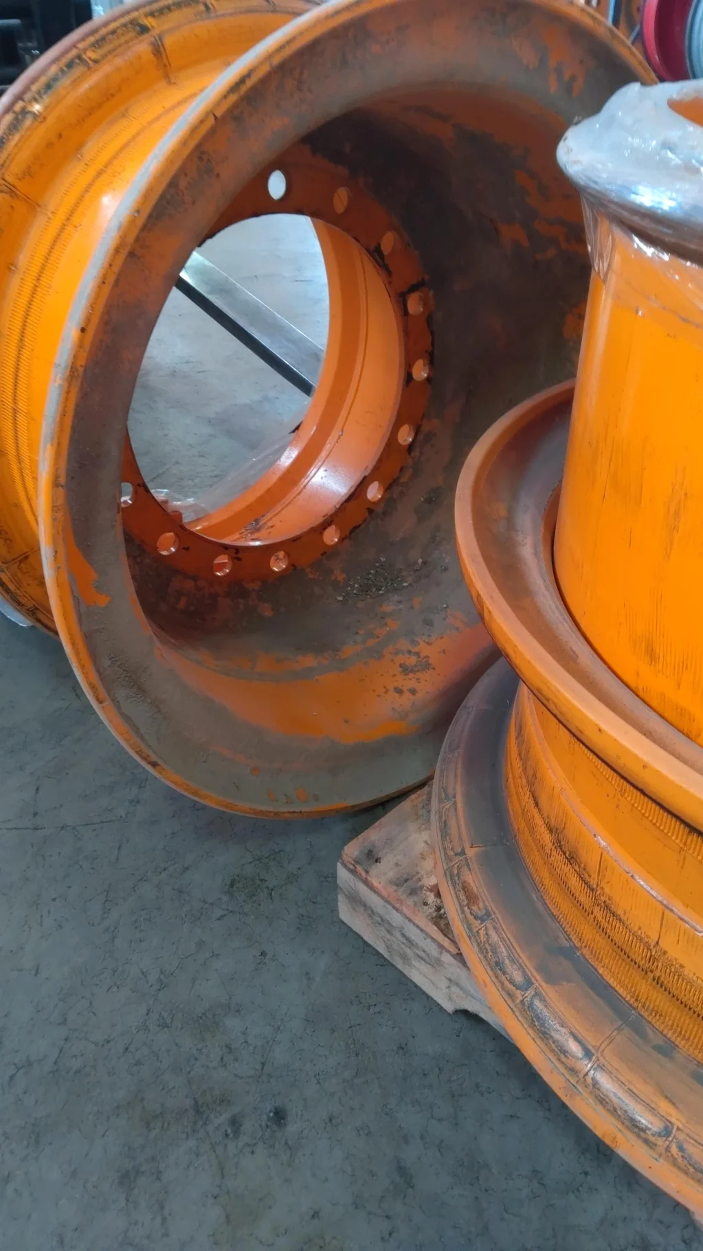 Used 19.5 x 25 16-16.75-14.640 Moveero Industrial Yellow Lock Ring 3pc Wheel image 2